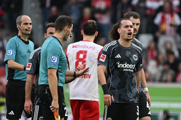 19 10 2025, xjhx, Soccer 1 Bundesliga, SC Freiburg Eintracht Frankfurt v l Mario Götze Goetze Eintracht Frankfurt Maximilian Eggestein SC Freiburg Arthur Theate Eintracht Frankfurt Robin Koch Eintracht Frankfurt DFL DFB REGULATIONS PROHIBIT ANY USE OF PHOTOGRAPHS as IMAGE SEQUENCES and or QUASI VIDEO Freiburg
