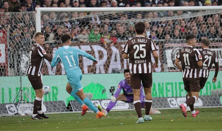 Fisnik Asllani TSG Hoffenheim tor zaehlt nicht Football, 1 BL, Season 2025 2026, Men, FC St Pauli vs TSG 1899 Hoffenheim DFL REGULATIONS PROHIBIT ANY USE OF PHOTOGRAPHS AS IMAGE SEQUENCES AND OR QUASI VIDEO