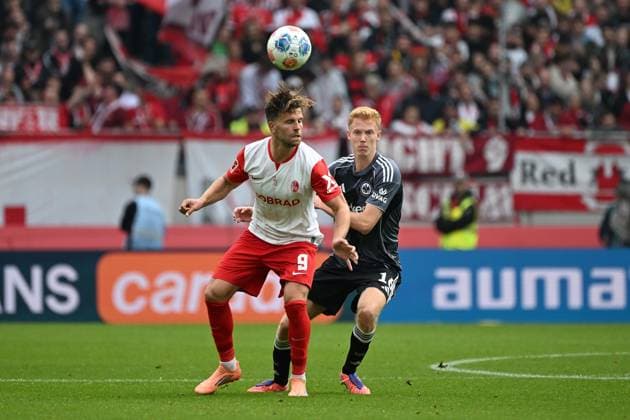 19 10 2025, xjhx, Soccer 1 Bundesliga, SC Freiburg Eintracht Frankfurt v l Lucas Hoeler SC Freiburg Hugo Larsson Eintracht Frankfurt Zweikampf, Aktion, action, battle for the ball DFL DFB REGULATIONS PROHIBIT ANY USE OF PHOTOGRAPHS as IMAGE SEQUENCES and or QUASI VIDEO Freiburg