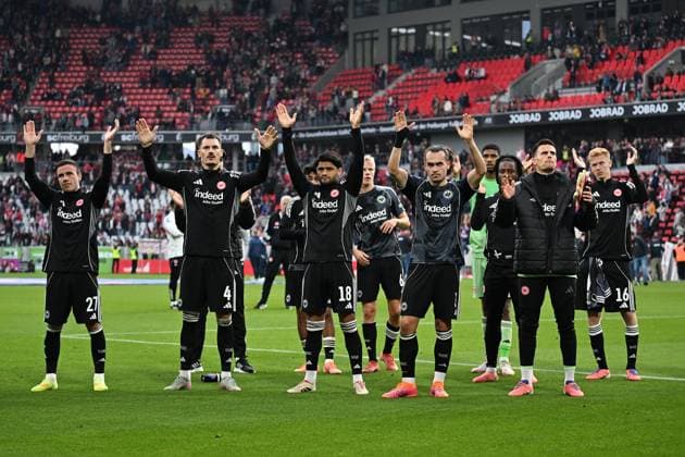 19 10 2025, xjhx, Soccer 1 Bundesliga, SC Freiburg Eintracht Frankfurt v l The players thank the fans DFL DFB REGULATIONS PROHIBIT ANY USE OF PHOTOGRAPHS as IMAGE SEQUENCES and or QUASI VIDEO Freiburg