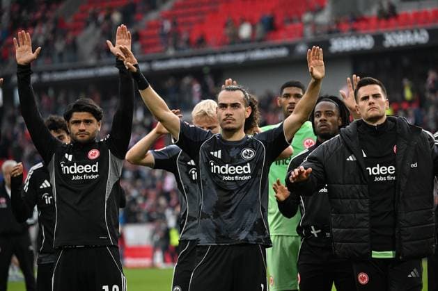 19 10 2025, xjhx, Fussball 1 Bundesliga, SC Freiburg Eintracht Frankfurt v l The players thank the fansMahmoud Dahoud Eintracht Frankfurt Arthur Theate Eintracht Frankfurt Michael Zetterer Eintracht Frankfurt Kaua Santos Eintracht Frankfurt DFL DFB REGULATIONS PROHIBIT ANY USE OF PHOTOGRAPHS as IMAGE SEQUENCES and or QUASI VIDEO Freiburg