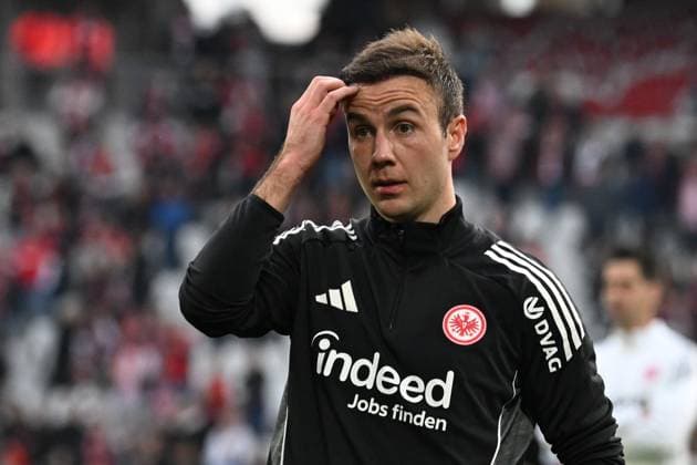 19 10 2025, xjhx, Soccer 1 Bundesliga, SC Freiburg Eintracht Frankfurt v l Mario Götze Goetze Eintracht Frankfurt Disappointed, sad, frustrated DFL DFB REGULATIONS PROHIBIT ANY USE OF PHOTOGRAPHS as IMAGE SEQUENCES and or QUASI VIDEO Freiburg