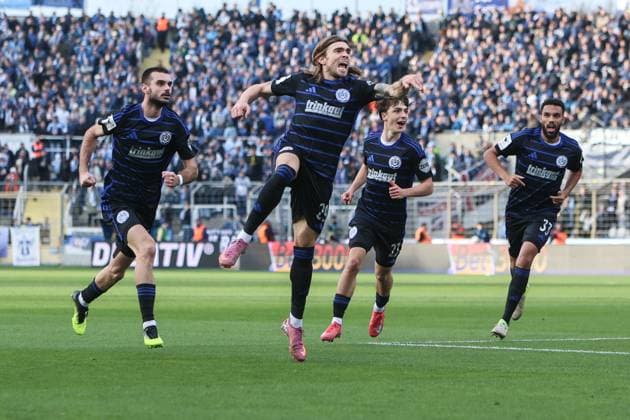 Sport, Soccer, 3 Liga Season 2025 2026 11 Matchday TSV 1860 Munich MSV Duisburg 19 10 2025, Stadion an der Grünwalder Str Goal celebration MSV Duisburg after the goal for the 1 1 equalizer by Joshua Bitter MSV Duisburg, 29 the players are happy München Städt Stadion an der Grünwalder Str Bayern Germany