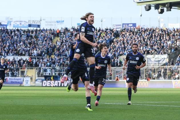 Sport, Soccer, 3 Liga Season 2025 2026 11 Matchday TSV 1860 Munich MSV Duisburg 19 10 2025, Stadion an der Grünwalder Str Goal celebration MSV Duisburg after the goal for the 1 1 equalizer by Joshua Bitter MSV Duisburg, 29 the players are happy München Städt Stadion an der Grünwalder Str Bayern Germany