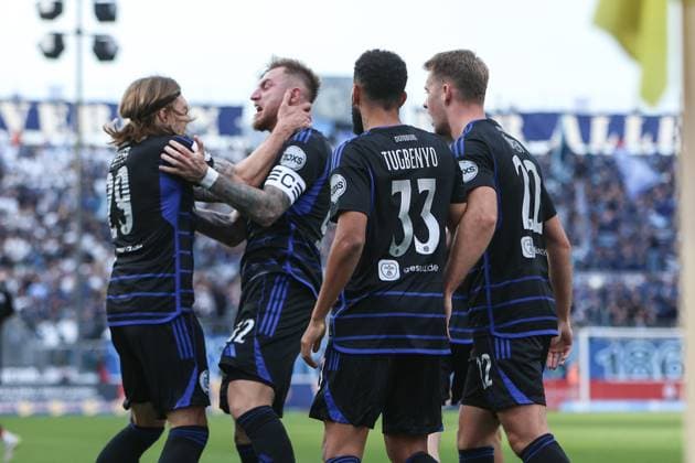 Sport, Soccer, 3 Liga Season 2025 2026 11 Matchday TSV 1860 Munich MSV Duisburg 19 10 2025, Stadion an der Grünwalder Str Goal celebration MSV Duisburg after the goal for the 1 1 equalizer by Joshua Bitter MSV Duisburg, 29 the players are happy München Städt Stadion an der Grünwalder Str Bayern Germany