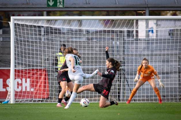 Womens Soccer Bundesliga Bayer 04 Leverkusen VfL Wolgsburg, 19 10 2025 Janou Levels VfL Wolfsburg, 15 pulls away, goalkeeper Anne Moll Bayer 04 Leverkusen, 34 waits for the ball Bayer 04 Leverkusen VfL Wolgsburg on matchday 7 of the Google Pixel Womens Bundesliga on 19 10 2025 at Ulrich Haberland Stadium in Leverkusen North Rhine-Westphalia DFL REGULATIONS PROHIBIT ANY USE OF PHOTOGRAPHS AS IMAGE SEQUENCES AND OR QUASI VIDEO Copyright: xBEAUTIFULxSPORTS AxelxKohringx