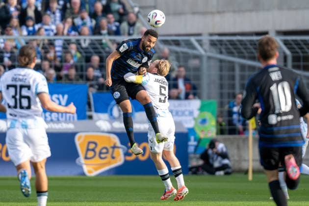 Jesse Edem Tugbenyo 33 MSV Duisburg , header, in duel with Thore Jacobson 5 TSV 1860 Muenchen , TSV 1860 Muenchen vs MSV Duisburg, 3 Liga, 11 Matchday, 19 10 2025 DFB regulations prohibit any use of photographs as image sequences and or quasi video Muenchen Bayern Germany Copyright: xkolbert-press UlrichxGamelx