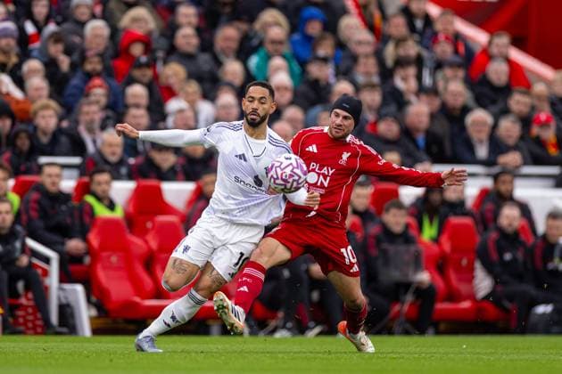 Football - FA Premier League - Liverpool FC v Manchester United, ManU FC LIVERPOOL, ENGLAND - Sunday, October 19, 2025: Liverpool s Alexis Mac Allister is challenged by Manchester United s Matheus Cunha (R) during the FA Premier League match between Liverpool FC and Manchester United FC at Anfield. (Photo by David Rawcliffe Propaganda) LIVERPOOL Anfield MERSEYSIDE ENGLAND  Copyright: xDavidxRawcliffex P2025-10-19-Liverpool_Man_Utd-26