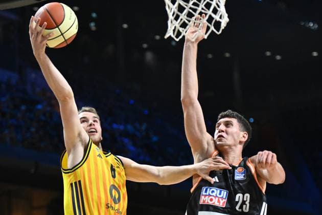 Malte Delow ALBA Berlin, 6 and Diego Garavaglia Ratiopharm Ulm, 23 GER, Alba Berlin vs Ratiopharm Ulm, Basketball, BBL Cup, 2025 2026 season, round of 16, 19 10 2025 GER, Alba Berlin vs Ratiopharm Ulm, Basketball, BBL Cup, 2025 2026 season, round of 16, 19 10 2025 Berlin Copyright: xEibner-Pressefoto RyanxSleimanx EP_RSN