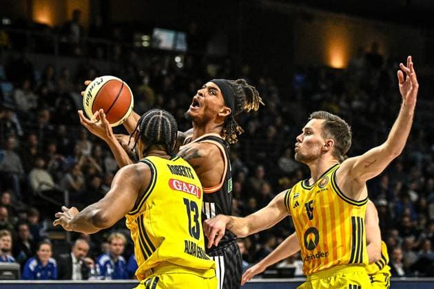 19 10 2025, xlakx, Basketball easyCredit BBL Pokal Round of 16, Alba Berlin Ratiopharm Ulm v l J Wan Roberts Alba Berlin , Bryce Brown Ratiophram Ulm , Martin Hermannsson Alba Berlin duel, duel, fight, tackle Berlin Daniel Lakomski