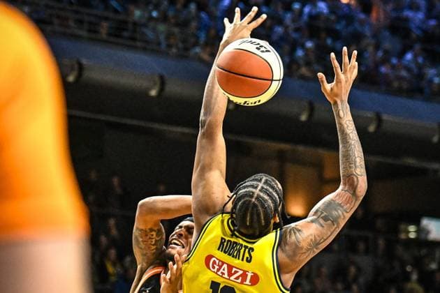 19 10 2025, xlakx, Basketball easyCredit BBL Pokal Round of 16, Alba Berlin Ratiopharm Ulm v l Bryce Brown Ratiophram Ulm , J Wan Roberts Alba Berlin duel, duel, fight, tackle Berlin Daniel Lakomski