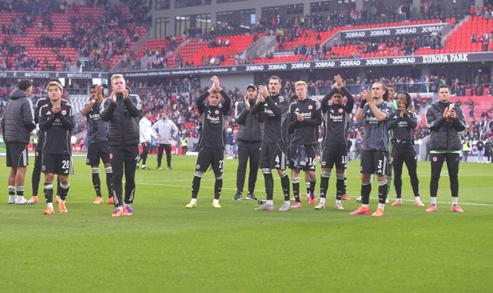 19 10 2025, xblx, Soccer 1 Bundesliga, SC Freiburg Eintracht Frankfurt v l Eintracht thanks the fans DFL DFB REGULATIONS PROHIBIT ANY USE OF PHOTOGRAPHS as IMAGE SEQUENCES and or QUASI VIDEO Freiburg