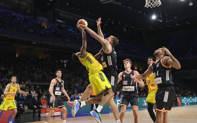 Rejean Boogie Ellis on the ball, Christian Sengfelder duel Game scene Action Sport Basketball BBL Cup Mens Round of 16 Season 2025 2026 19 10 2025 ALBA Berlin vs ratiopharm Ulm
