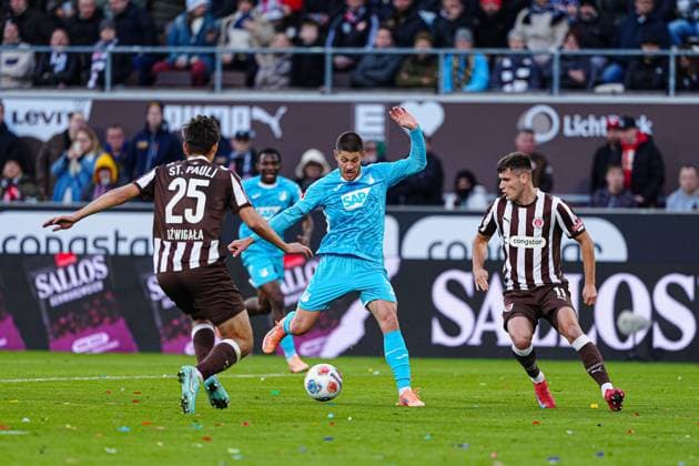 Adam Dzwigala FC St Pauli, 25 , Andrej Kramaric TSG 1899 Hoffenheim, 27 , Arkadiusz Pyrka FC St Pauli, 11 GER, FC St Pauli vs TSG 1899 Hoffenheim, Football, 1 Bundesliga, Matchday 7, Season 2025 2026, 19 10 2025 DFL REGULATES PROHIBIT ANY USE OF PHOTOGRAPHS AS IMAGE SEQUENCES AND OR QUASI VIDEO GER, FC St Pauli vs TSG 1899 Hoffenheim, Football, 1 Bundesliga, Matchday 7, Season 2025 2026, 19 10 2025 Hamburg Copyright: xEibner-Pressefoto MarcelxvonxFehrnx EP_MFN