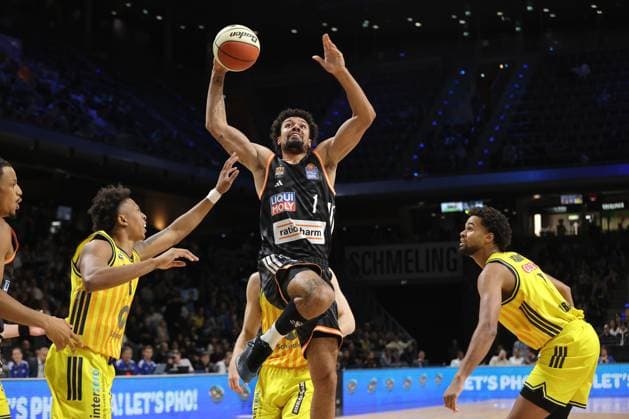 Rejean Boogie Ellis, Len Schoormann on the ball, Norris Agbakoko duel Match scene Action Sport Basketball BBL Cup Mens Round of 16 Season 2025 2026 19 10 2025 ALBA Berlin vs ratiopharm Ulm