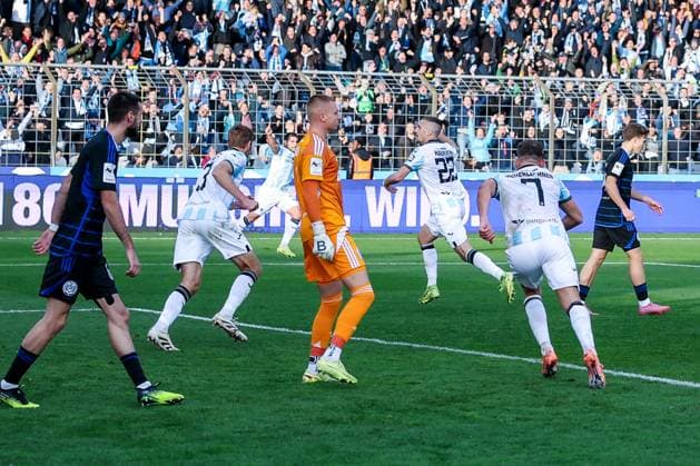 Cheering from Sigurd Haugen 22 TSV 1860 Muenchen after your goal for 1 0, Max Braune 1 MSV Duisburg and Rasim Bulic 6 MSV Duisburg disappointed, Florian Niederlechner 7 TSV 1860 Muenchen , TSV 1860 Muenchen vs MSV Duisburg, DFL, Dritte Liga, Saison 2025 2026, Stadion an der Gruenwalder Strasse, Hinrunde, 11 Spieltag, 19 10 2025 DFB regulations prohibit any use of photographs as image sequences and or quasi video Muenchen Bayern Germany Copyright: xkolbert-press MartinxAgüerax