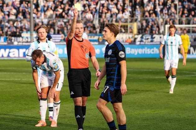 Yellow card from referee Martin Wilke to Patrick Sussek 37 MSV Duisburg , TSV 1860 Muenchen vs MSV Duisburg, DFL, Dritte Liga, Saison 2025 2026, Stadion an der Gruenwalder Strasse, Hinrunde, 11 Spieltag, 19 10 2025 DFB regulations prohibit any use of photographs as image sequences and or quasi video Muenchen Bayern Germany Copyright: xkolbert-press MartinxAgüerax