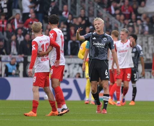 19 10 2025, xblx, Soccer 1 Bundesliga, SC Freiburg Eintracht Frankfurt v l Niklas Beste SC Freiburg , Eren Dinkci SC Freiburg , Oscar Hojlund Eintracht Frankfurt , Stress after the match DFL DFB REGULATIONS PROHIBIT ANY USE OF PHOTOGRAPHS as IMAGE SEQUENCES and or QUASI VIDEO Freiburg