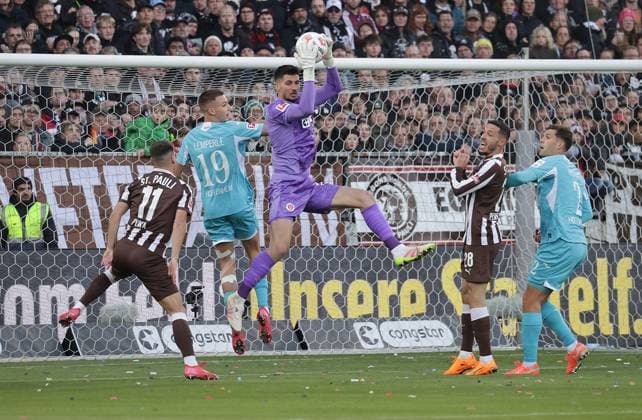 Goalkeeper Nikola Vasilj FC St Pauli in front of Tim Lemperle TSG Hoffenheim Football, 1 BL, Season 2025 2026, Men, FC St Pauli vs TSG 1899 Hoffenheim DFL REGULATIONS PROHIBIT ANY USE OF PHOTOGRAPHS AS IMAGE SEQUENCES AND OR QUASI VIDEO