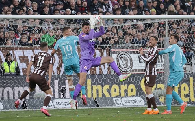 Goalkeeper Nikola Vasilj FC St Pauli in front of Tim Lemperle TSG Hoffenheim Football, 1 BL, Season 2025 2026, Men, FC St Pauli vs TSG 1899 Hoffenheim DFL REGULATIONS PROHIBIT ANY USE OF PHOTOGRAPHS AS IMAGE SEQUENCES AND OR QUASI VIDEO