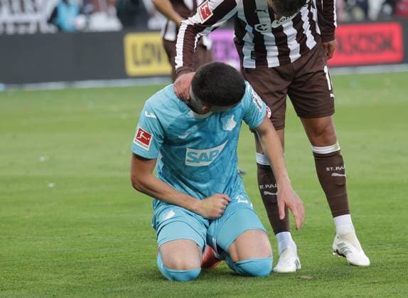 hand injury Albian Hajdari TSG Hoffenheim Football, 1 BL, Season 2025 2026, Men, FC St Pauli vs TSG 1899 Hoffenheim DFL REGULATES PROHIBIT ANY USE OF PHOTOGRAPHS AS IMAGE SEQUENCES AND OR QUASI VIDEO