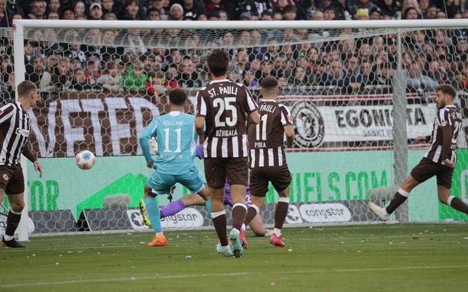 Fisnik Asllani TSG Hoffenheim scores a goal, was disallowed Football, 1 BL, Saison 2025 2026, Herren, FC St Pauli vs TSG 1899 Hoffenheim DFL REGULATIONS PROHIBIT ANY USE OF PHOTOGRAPHS AS IMAGE SEQUENCES AND OR QUASI VIDEO