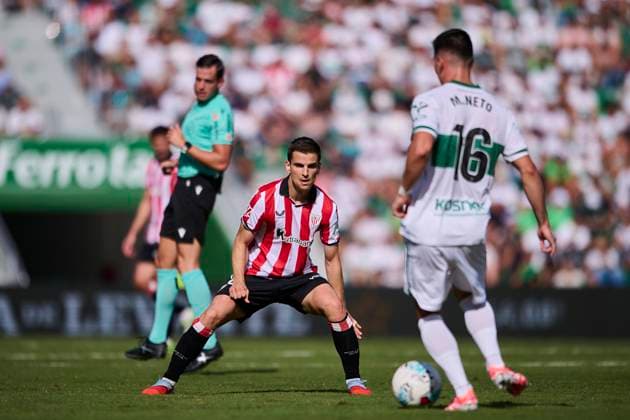 October 19, 2025, Elche, Alicante, Spain: Inigo Ruiz de Galarreta of Athletic Club de Bilbao in action during the Spanish League, LaLiga EA Sports, football match played between Elche CF and Athletic Club Bilbao at Estadio Manuel Martinez Valero on October 19, 2025 in Elche, Alicante, Spain. Elche Spain - ZUMAa181 20251019_zaa_a181_092 Copyright: xFranciscoxMaciax