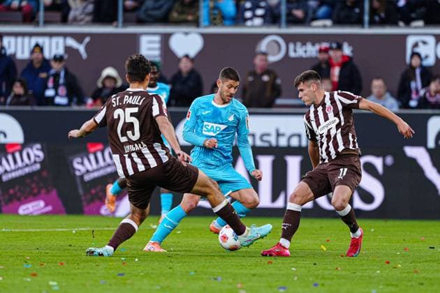 Adam Dzwigala FC St Pauli, 25 , Andrej Kramaric TSG 1899 Hoffenheim, 27 , Arkadiusz Pyrka FC St Pauli, 11 GER, FC St Pauli vs TSG 1899 Hoffenheim, Football, 1 Bundesliga, Matchday 7, Season 2025 2026, 19 10 2025 DFL REGULATES PROHIBIT ANY USE OF PHOTOGRAPHS AS IMAGE SEQUENCES AND OR QUASI VIDEO GER, FC St Pauli vs TSG 1899 Hoffenheim, Football, 1 Bundesliga, Matchday 7, Season 2025 2026, 19 10 2025 Hamburg Copyright: xEibner-Pressefoto MarcelxvonxFehrnx EP_MFN