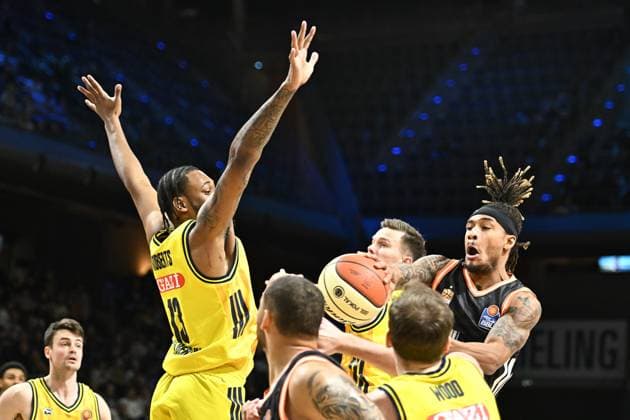19 10 2025, xlakx, Basketball easyCredit BBL Pokal Round of 16, Alba Berlin Ratiopharm Ulm v l J Wan Roberts Alba Berlin ,Martin Hermannsson Alba Berlin ,Bryce Brown Ratiophram Ulm duel, duel, fight, tackle Berlin Daniel Lakomski