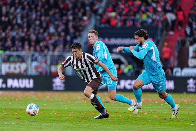 Martijn Kaars FC St Pauli, 19 , Leon Avdullahu TSG 1899 Hoffenheim, 07 GER, FC St Pauli vs TSG 1899 Hoffenheim, Football, 1 Bundesliga, Matchday 7, Season 2025 2026, 19 10 2025 DFL REGULATES PROHIBIT ANY USE OF PHOTOGRAPHS AS IMAGE SEQUENCES AND OR QUASI VIDEO GER, FC St Pauli vs TSG 1899 Hoffenheim, Football, 1 Bundesliga, Matchday 7, Season 2025 2026, 19 10 2025 Hamburg Copyright: xEibner-Pressefoto MarcelxvonxFehrnx EP_MFN