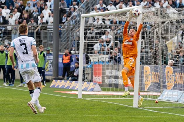 Maximilian Braune Goalkeeper, MSV Duisburg, 01 fishes down a ball, in front of him Siemen Voet TSV 1860 Muenchen, 03 GER, TSV 1860 Muenchen vs MSV Duisburg, Football, 3 Bundesliga, Matchday 11, Season 2025 2026, 19 10 2025 DFL DFB REGULATIONS PROHIBIT ANY USE OF PHOTOGRAPHS as IMAGE SEQUENCES and or QUASI VIDEO GER, TSV 1860 Muenchen vs MSV Duisburg, Football, 3 Bundesliga, Matchday 11, Season 2025 2026, 19 10 2025 Muenchen Copyright: xEibner-Pressefoto HeikexFeinerx EP_HFR