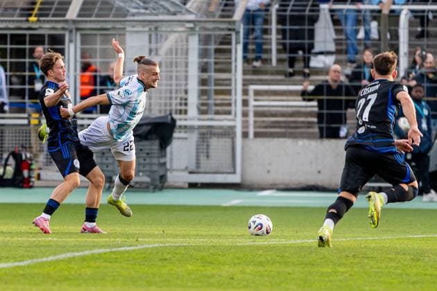 Fight for the ball duel between Sigurd Haugen TSV 1860 Muenchen, 22 and Patrick Sussek MSV Duisburg, 37 GER, TSV 1860 Muenchen vs MSV Duisburg, Football, 3 Bundesliga, Matchday 11, Season 2025 2026, 19 10 2025 DFL DFB REGULATIONS PROHIBIT ANY USE OF PHOTOGRAPHS as IMAGE SEQUENCES and or QUASI VIDEO GER, TSV 1860 Muenchen vs MSV Duisburg, Football, 3 Bundesliga, Matchday 11, Season 2025 2026, 19 10 2025 Muenchen Copyright: xEibner-Pressefoto HeikexFeinerx EP_HFR