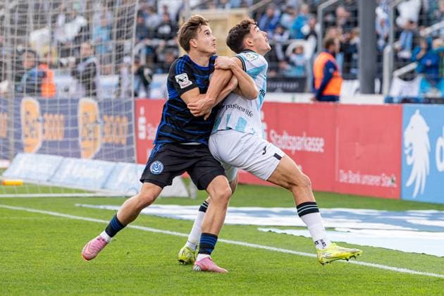 Fight for the ball duel between Patrick Sussek MSV Duisburg, 37 and Sean Dulic TSV 1860 Muenchen, 25 GER, TSV 1860 Muenchen vs MSV Duisburg, Football, 3 Bundesliga, Matchday 11, Season 2025 2026, 19 10 2025 DFL DFB REGULATIONS PROHIBIT ANY USE OF PHOTOGRAPHS as IMAGE SEQUENCES and or QUASI VIDEO GER, TSV 1860 Muenchen vs MSV Duisburg, Football, 3 Bundesliga, Matchday 11, Season 2025 2026, 19 10 2025 Muenchen Copyright: xEibner-Pressefoto HeikexFeinerx EP_HFR