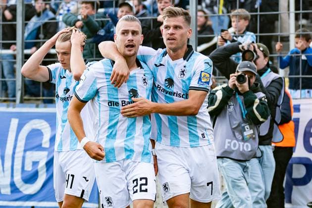 Florian Niederlechner TSV 1860 Muenchen, 07 celebrates with Sigurd Haugen TSV 1860 Muenchen, 22 his goal for 1 0 GER, TSV 1860 Muenchen vs MSV Duisburg, Football, 3 Bundesliga, Matchday 11, Season 2025 2026, 19 10 2025 DFL DFB REGULATIONS PROHIBIT ANY USE OF PHOTOGRAPHS as IMAGE SEQUENCES and or QUASI VIDEO GER, TSV 1860 Muenchen vs MSV Duisburg, Football, 3 Bundesliga, Matchday 11, Season 2025 2026, 19 10 2025 Muenchen Copyright: xEibner-Pressefoto HeikexFeinerx EP_HFR