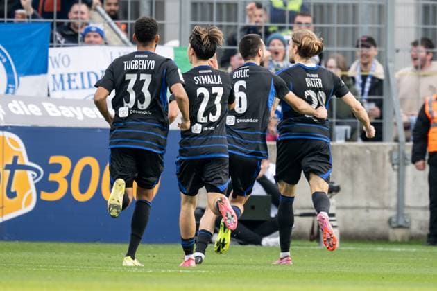 The Duisburgers celebrate with Joshua Bitter MSV Duisburg, 29 his goal to equalize 1 1 GER, TSV 1860 Muenchen vs MSV Duisburg, Football, 3 Bundesliga, Matchday 11, Season 2025 2026, 19 10 2025 DFL DFB REGULATIONS PROHIBIT ANY USE OF PHOTOGRAPHS as IMAGE SEQUENCES and or QUASI VIDEO GER, TSV 1860 Muenchen vs MSV Duisburg, Football, 3 Bundesliga, Matchday 11, Season 2025 2026, 19 10 2025 Muenchen Copyright: xEibner-Pressefoto HeikexFeinerx EP_HFR