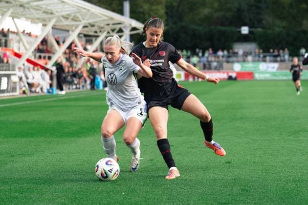 Leverkusen, Germany 19th October 2025: Thea Bjelde (VfL Wolfsburg, 2) and Katharina Piljic (Bayer Leverkusen, 6) during the Google Pixel Frauen Bundesliga game between Bayer 04 Leverkusen and VfL Wolfsburg at Ulrich - Haberland Stadium in Levekusen, Germany (Leonie Kiehl SPP) Copyright: xLeoniexKiehlx xSPPx spp-en-LeKiSp-_DSC2162