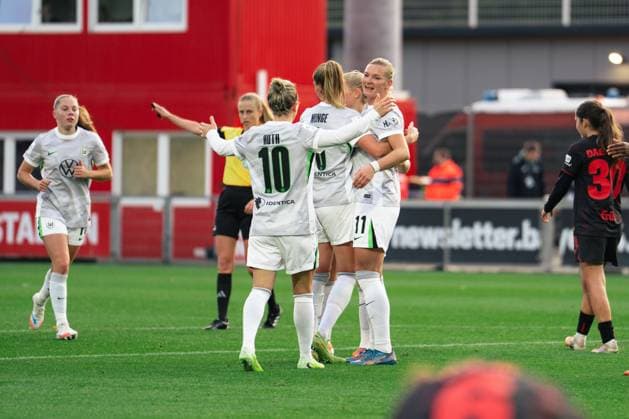 Leverkusen, Germany 19th October 2025: VfL Wolfsburg scoring during the Google Pixel Frauen Bundesliga game between Bayer 04 Leverkusen and VfL Wolfsburg at Ulrich - Haberland Stadium in Levekusen, Germany (Leonie Kiehl SPP) Copyright: xLeoniexKiehlx xSPPx spp-en-LeKiSp-_DSC2203
