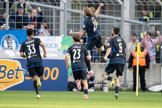 The Duisburgers celebrate with Joshua Bitter MSV Duisburg, 29 his goal to equalize 1 1 GER, TSV 1860 Muenchen vs MSV Duisburg, Football, 3 Bundesliga, Matchday 11, Season 2025 2026, 19 10 2025 DFL DFB REGULATIONS PROHIBIT ANY USE OF PHOTOGRAPHS as IMAGE SEQUENCES and or QUASI VIDEO GER, TSV 1860 Muenchen vs MSV Duisburg, Football, 3 Bundesliga, Matchday 11, Season 2025 2026, 19 10 2025 Muenchen Copyright: xEibner-Pressefoto HeikexFeinerx EP_HFR