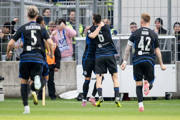 The Duisburgers celebrate with Joshua Bitter MSV Duisburg, 29 his goal to equalize 1 1 GER, TSV 1860 Muenchen vs MSV Duisburg, Football, 3 Bundesliga, Matchday 11, Season 2025 2026, 19 10 2025 DFL DFB REGULATIONS PROHIBIT ANY USE OF PHOTOGRAPHS as IMAGE SEQUENCES and or QUASI VIDEO GER, TSV 1860 Muenchen vs MSV Duisburg, Football, 3 Bundesliga, Matchday 11, Season 2025 2026, 19 10 2025 Muenchen Copyright: xEibner-Pressefoto HeikexFeinerx EP_HFR
