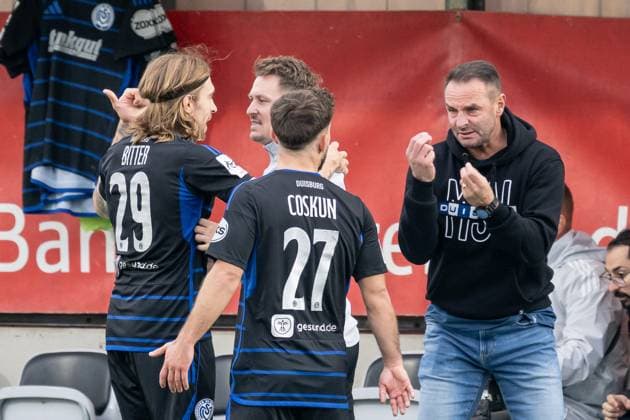 Dietmar Hirsch head coach, MSV Duisburg and Can Coskun MSV Duisburg, 27 celebrate with Joshua Bitter MSV Duisburg, 29 his goal to equalize 1 1 GER, TSV 1860 Muenchen vs MSV Duisburg, Football, 3 Bundesliga, Matchday 11, Season 2025 2026, 19 10 2025 DFL DFB REGULATES PROHIBIT ANY USE OF PHOTOGRAPHS as IMAGE SEQUENCES and or QUASI VIDEO GER, TSV 1860 Muenchen vs MSV Duisburg, Football, 3 Bundesliga, Matchday 11, Season 2025 2026, 19 10 2025 Muenchen Copyright: xEibner-Pressefoto HeikexFeinerx EP_HFR