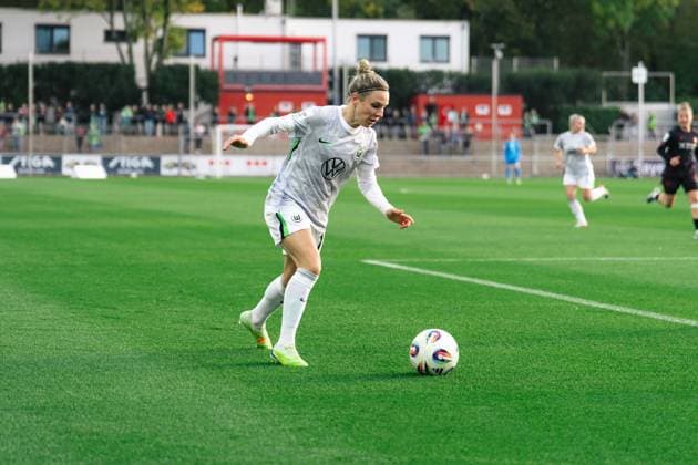 Leverkusen, Germany 19th October 2025: Svenja Huth (VfL Wolfsburg, 10) during the Google Pixel Frauen Bundesliga game between Bayer 04 Leverkusen and VfL Wolfsburg at Ulrich - Haberland Stadium in Levekusen, Germany (Leonie Kiehl SPP) Copyright: xLeoniexKiehlx xSPPx spp-en-LeKiSp-_DSC2155