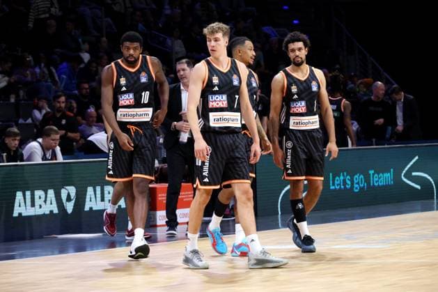DEU, BBL POkal, ALBA vs Rathiofarm Ulm, 19 10 2025, Max Schmeling Halle, Berlin, DEU, BBL POkal, ALBA vs Rathiofarm Ulm, in the picture Ulm players circle nordphotoxGmbHx xEngler nph00076
