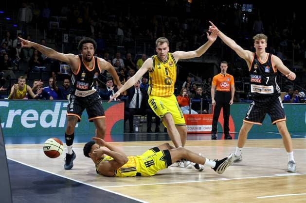 DEU, BBL POkal, ALBA vs Rathiofarm Ulm, 19 10 2025, Max Schmeling Halle, Berlin, DEU, BBL POkal, ALBA vs Rathiofarm Ulm, pictured MALTE DELOW ALBA Berlin 6 , Jack Kayil ALBA Berlin 7 , Len Schormann ratiopharm Ulm 1 , Tobias Jensen ratiopharm Ulm 7 nordphotoxGmbHx xEngler nph00076