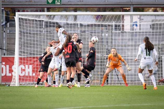 Womens Soccer Bundesliga Bayer 04 Leverkusen VfL Wolgsburg, 19 10 2025 Danger in the Leverkusen penalty area by Lineth Beerensteyn VfL Wolfsburg, 9 Bayer 04 Leverkusen VfL Wolgsburg on matchday 7 of the Google Pixel Womens Bundesliga on 19 10 2025 at the Ulrich Haberland Stadium in Leverkusen North Rhine-Westphalia DFL REGULATIONS PROHIBIT ANY USE OF PHOTOGRAPHS AS IMAGE SEQUENCES AND OR QUASI VIDEO Copyright: xBEAUTIFULxSPORTS AxelxKohringx
