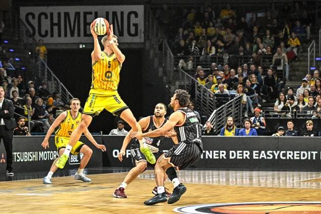 19 10 2025, xlakx, Basketball easyCredit BBL Pokal Round of 16, Alba Berlin Ratiopharm Ulm v l Sam Griesel Alba Berlin , Christopher Ledlum Ratiophram Ulm , Len Schoormann Ratiophram Ulm duel, fight, tackle Berlin Daniel Lakomski