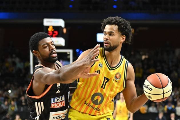 19 10 2025, xlakx, Basketball easyCredit BBL Pokal Round of 16, Alba Berlin Ratiopharm Ulm v l Malik Osborne Ratiophram Ulm , Norris Agbakoko Alba Berlin duel, duel, fight, tackle Berlin Daniel Lakomski