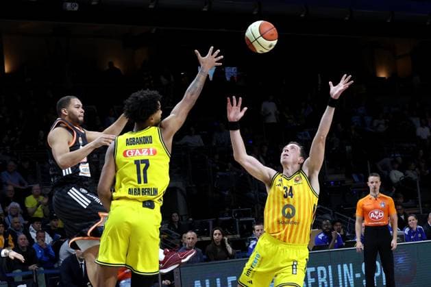 DEU, BBL POkal, ALBA vs Rathiofarm Ulm, 19 10 2025, Max Schmeling Halle, Berlin, DEU, BBL POkal, ALBA vs Rathiofarm Ulm, in the picture Justin Bean ALBA Berlin 34 , Norris Agbakoko ALBA Berlin 17 , Christopher Ledlum ratiopharm Ulm 4 nordphotoxGmbHx xEngler nph00076