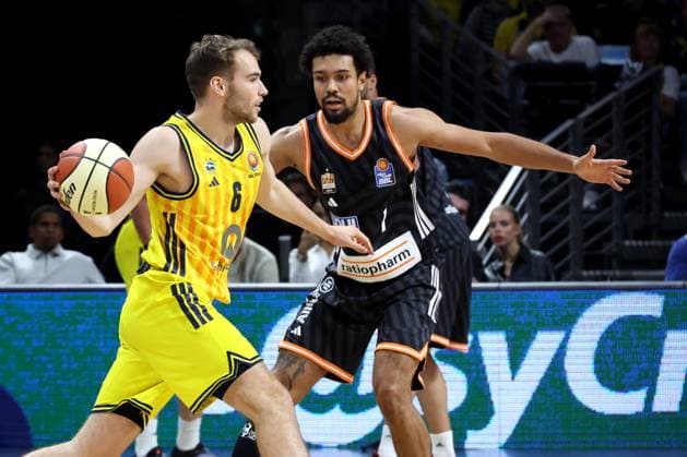 DEU, BBL POkal, ALBA vs Rathiofarm Ulm, 19 10 2025, Max Schmeling Halle, Berlin, DEU, BBL POkal, ALBA vs Rathiofarm Ulm, pictured MALTE DELOW ALBA Berlin 6 , Len Schormann ratiopharm Ulm 1 nordphotoxGmbHx xEngler nph00076