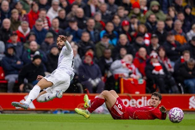 Football - FA Premier League - Liverpool FC v Manchester United, ManU FC LIVERPOOL, ENGLAND - Sunday, October 19, 2025: Manchester United s Matheus Cunha is challenged by Milos Kerkez (R) during the FA Premier League match between Liverpool FC and Manchester United FC at Anfield. (Photo by David Rawcliffe Propaganda) LIVERPOOL Anfield MERSEYSIDE ENGLAND  Copyright: xDavidxRawcliffex P2025-10-19-Liverpool_Man_Utd-30