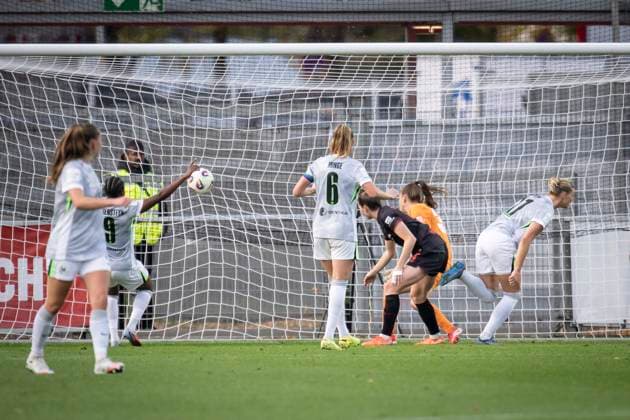 Womens Soccer Bundesliga Bayer 04 Leverkusen VfL Wolgsburg, 19 10 2025 Alexandra Popp VfL Wolfsburg, 11 heads in for0 2 Bayer 04 Leverkusen VfL Wolgsburg on matchday 7 of the Google Pixel Womens Bundesliga on 19 10 2025 at Ulrich Haberland Stadium in Leverkusen North Rhine-Westphalia DFL REGULATIONS PROHIBIT ANY USE OF PHOTOGRAPHS AS IMAGE SEQUENCES AND OR QUASI VIDEO Copyright: xBEAUTIFULxSPORTS AxelxKohringx